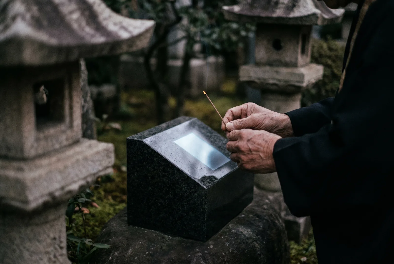 夕暮れの寺で、AIだった存在に線香をあげる手